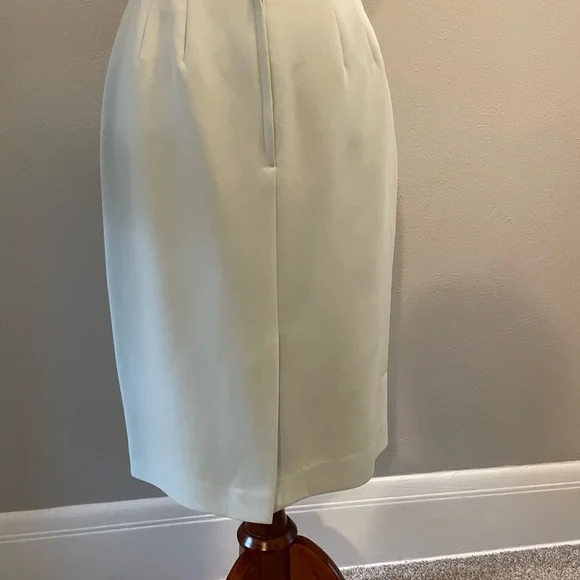 Two piece skirted summer Kasper Suit size 6. Mint green in color. - Picture 9 of 9